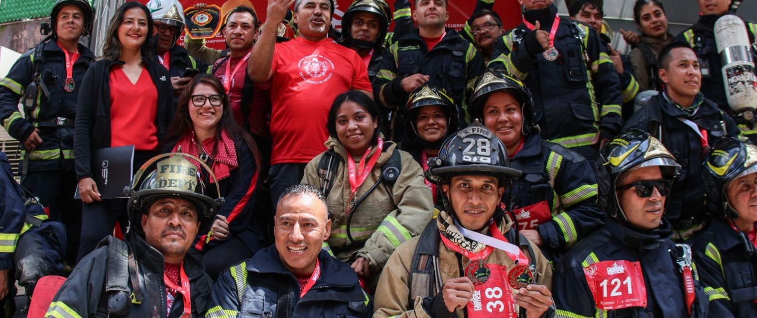 PRESENTA HEROICO CUERPO DE BOMBEROS DE LA CDMX PLAYERA Y MEDALLA DE LA 6ª EDICIÓN DE LA CARRERA VERTICAL